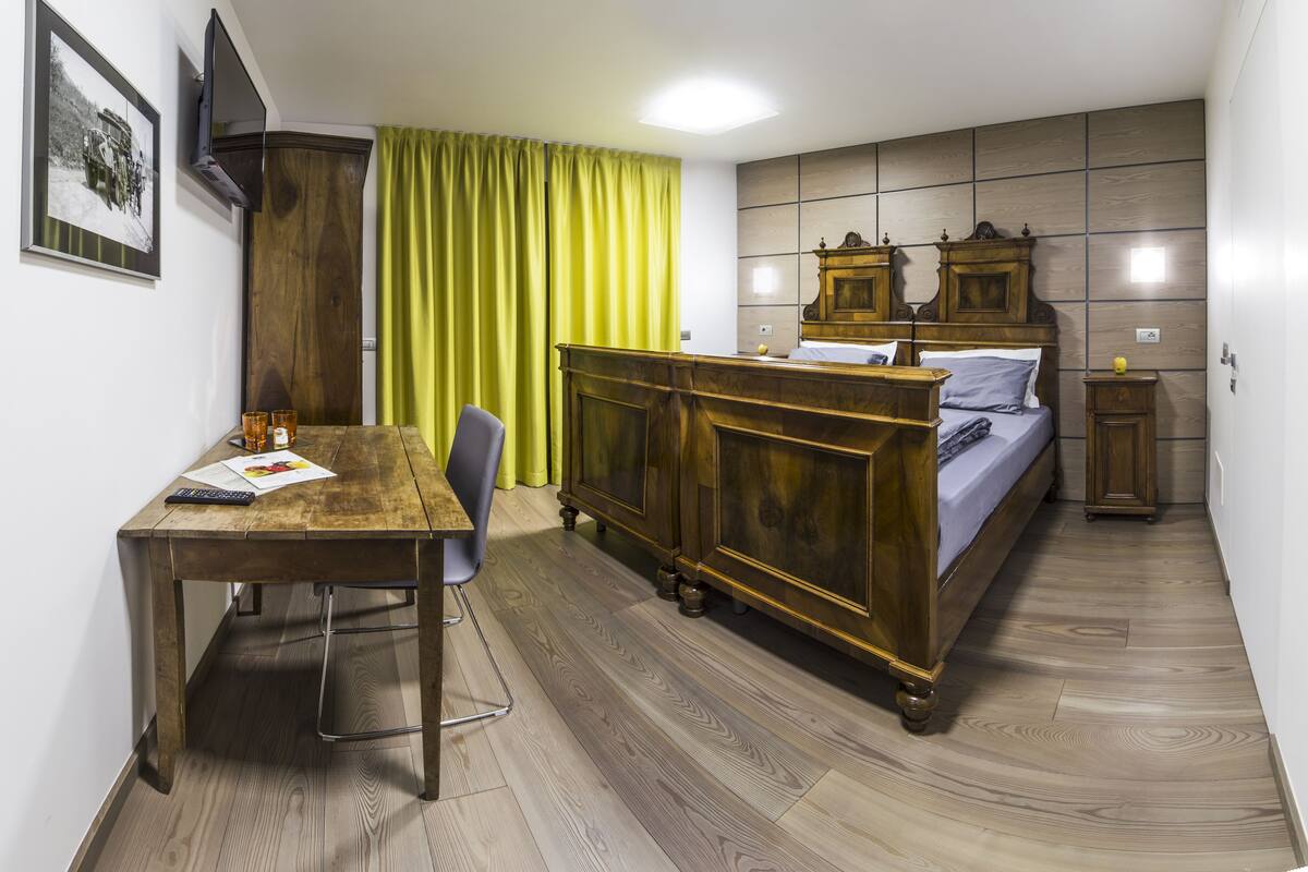 Double or Twin Room, Mountain View (Golden)