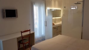 Deluxe Double or Twin Room | In-room safe, cots/infant beds, free WiFi, bed sheets