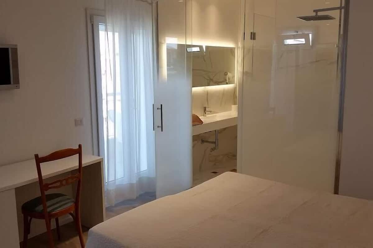 Deluxe Double or Twin Room | In-room safe, cribs (surcharge), WiFi (free), bed sheets