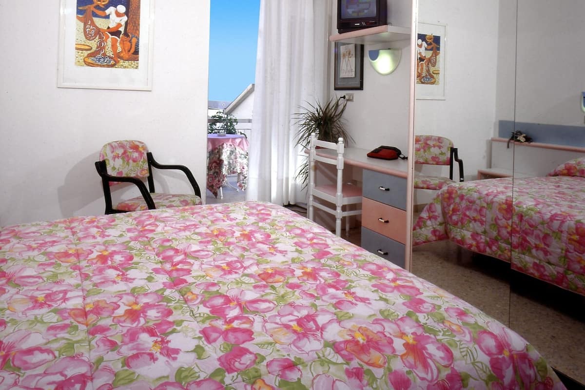 Habitación con 1 cama matrimonial o 2 individuales | Caja de seguridad en la habitación, cunas, wifi gratis y ropa de cama