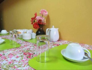 家庭公寓 | 早餐区 | 每日供应全套早餐（每人 PEN 10）