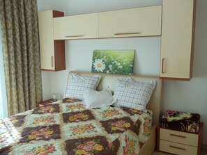 Een strijkplank/strijkijzer, internet, beddengoed