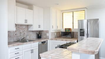 Een koelkast, een magnetron, een oven, een kookplaat