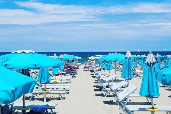 Private beach nearby, white sand, free beach cabanas, sun loungers