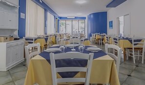 Déjeuner et dîner servis sur place