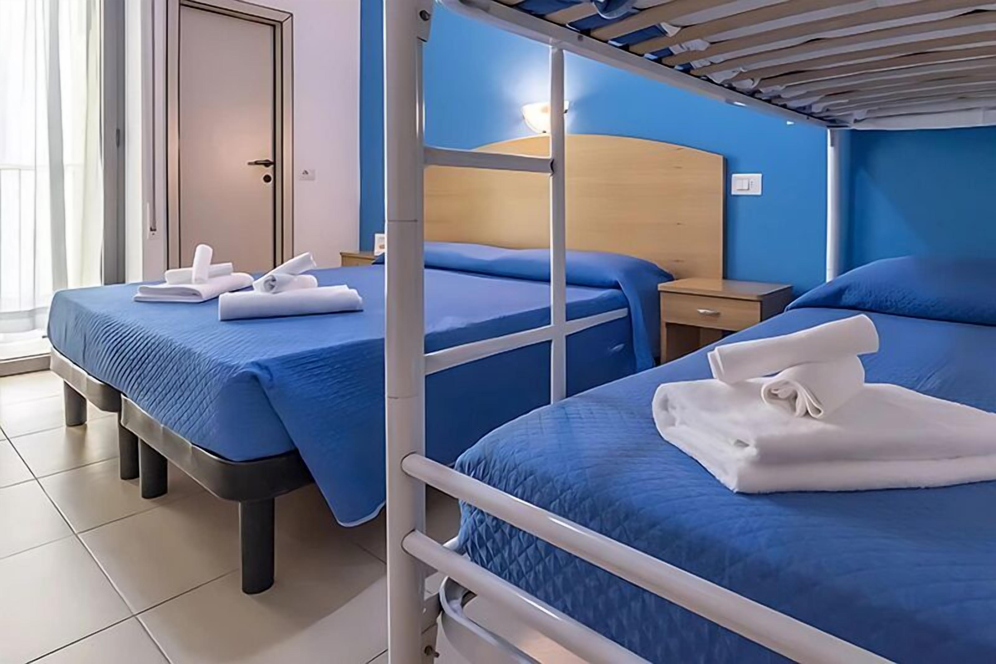 ملاءات إيطالية من طراز فريتي وأغطية فراش متميزة وألحفة محشوة بالريش