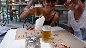 Une table avec des salières et des poivrières, une chope à bière et un dessous de verre orné d’un motif de vélo.