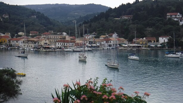 Un port avec des bateaux et des bâtiments le long de la rive.