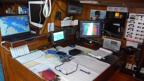 Une salle de contrôle équipée de plusieurs écrans, d’un clavier et de divers panneaux de commande.