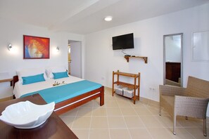 Schreibtisch, Bügeleisen/Bügelbrett, Reisekinderbett, kostenloses WLAN