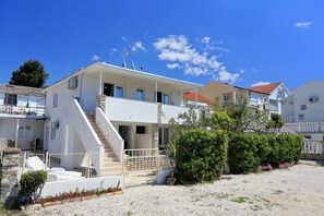 Exterior - Deluxe Waves Apartments with sea view / Free Parking (Zadar)