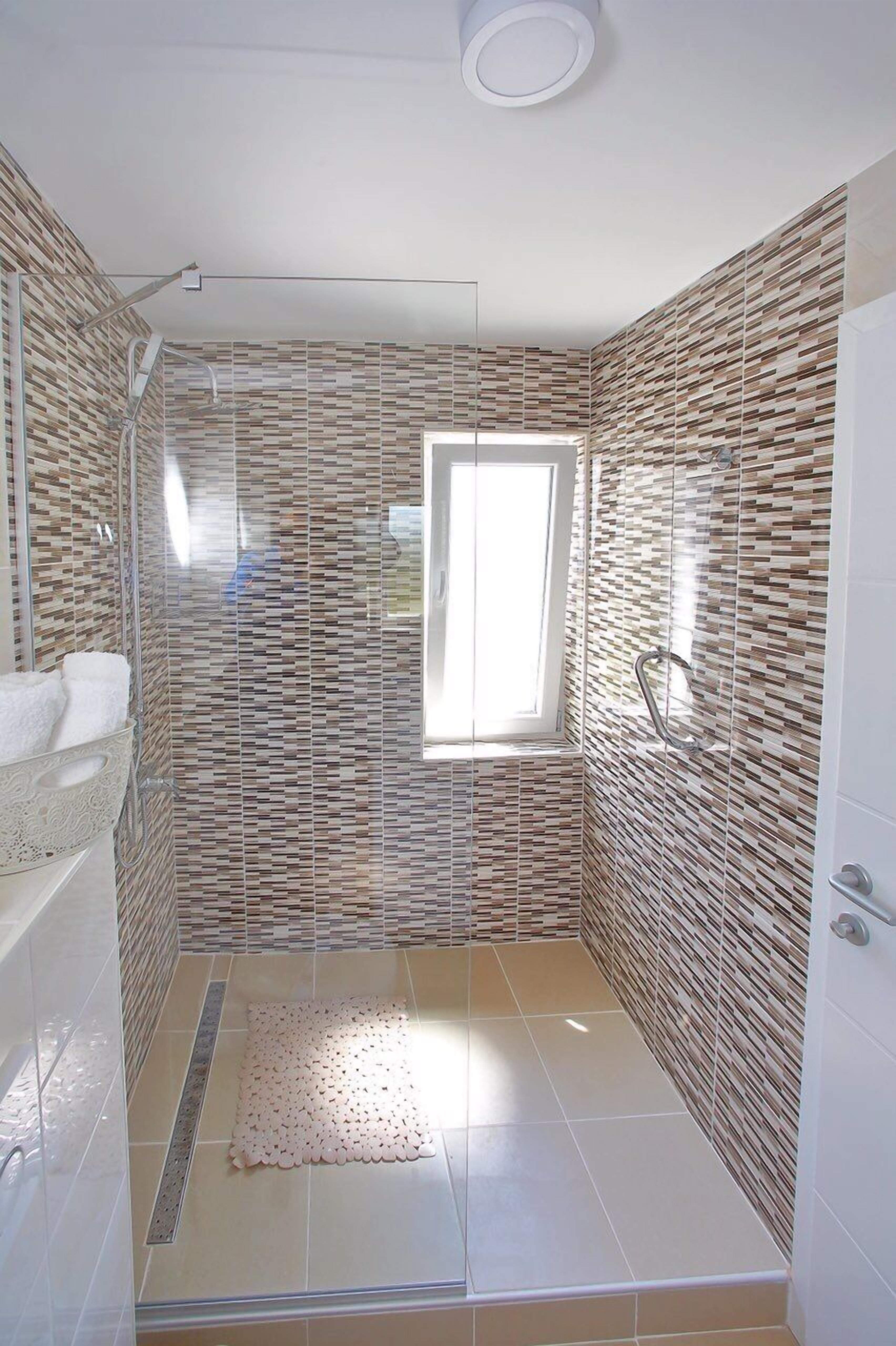 Combined shower/bathtub, hair dryer, towels, soap
