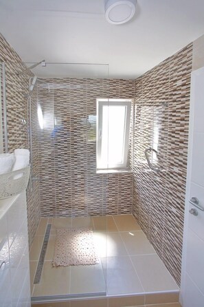 Combined shower/tub, hair dryer, towels, soap