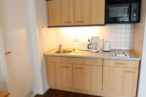 Kühlschrank, Mikrowelle, Wasserkocher mit Kaffee-/Teezubehör