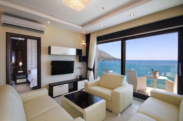 Deluxe Apartment, 2 Bedrooms (1) | Living area | Flat-screen TV - Hotel Shine (Becici)