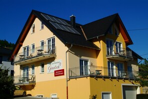 Fachada de la propiedad