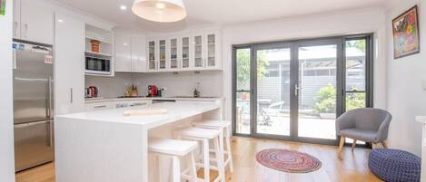 Jääkaappi, mikroaaltouuni, uuni, liesi