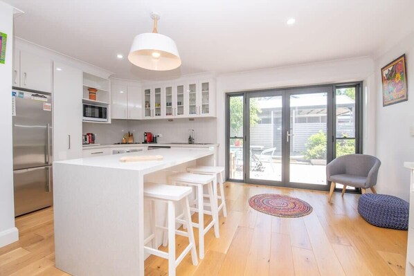 Fridge, microwave, oven, stovetop - Red Door Cottage - Heritage Home, Heart of Orange (Orange)