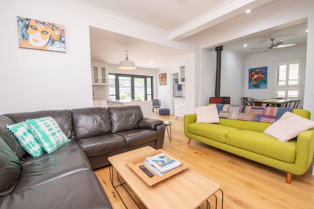 Télévision, cheminée, espaces bureaux