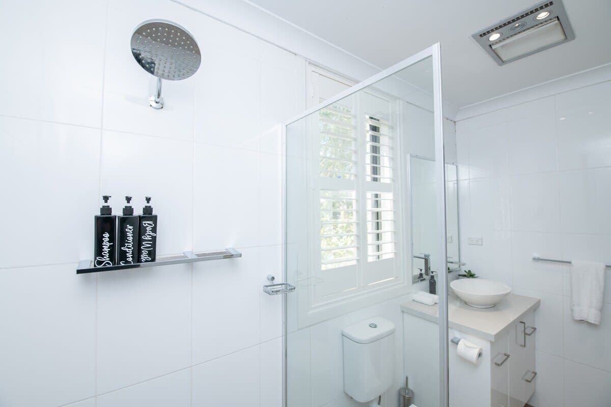 Dusche, Haartrockner, Handtücher, Shampoo