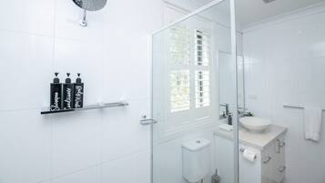 Dusche, Haartrockner, Handtücher, Shampoo