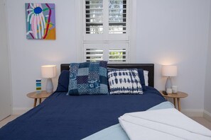 2 bedrooms, iron/ironing board, travel cot, WiFi - Red Door Cottage - Heritage Home, Heart of Orange (Orange)