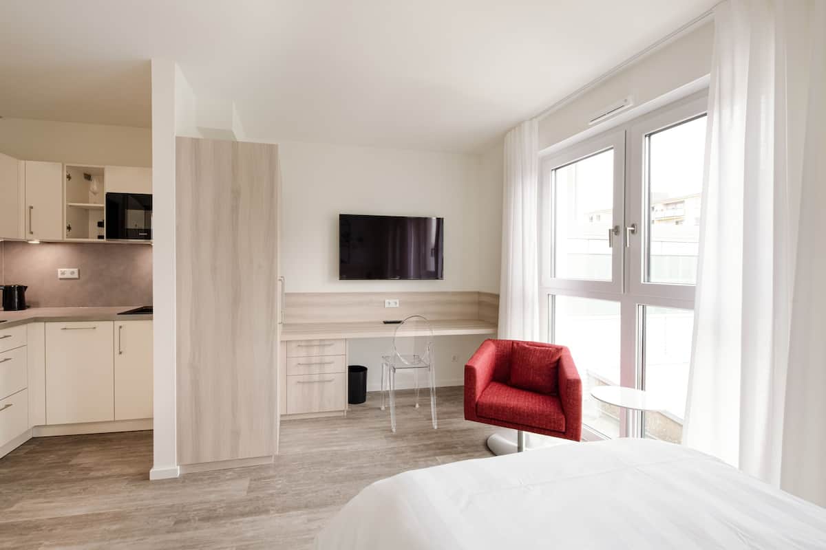 studio xs | private kitchen | fridge, stovetop, dishwasher, coffee/tea maker