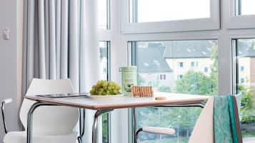 Studio L | Essbereich im Zimmer