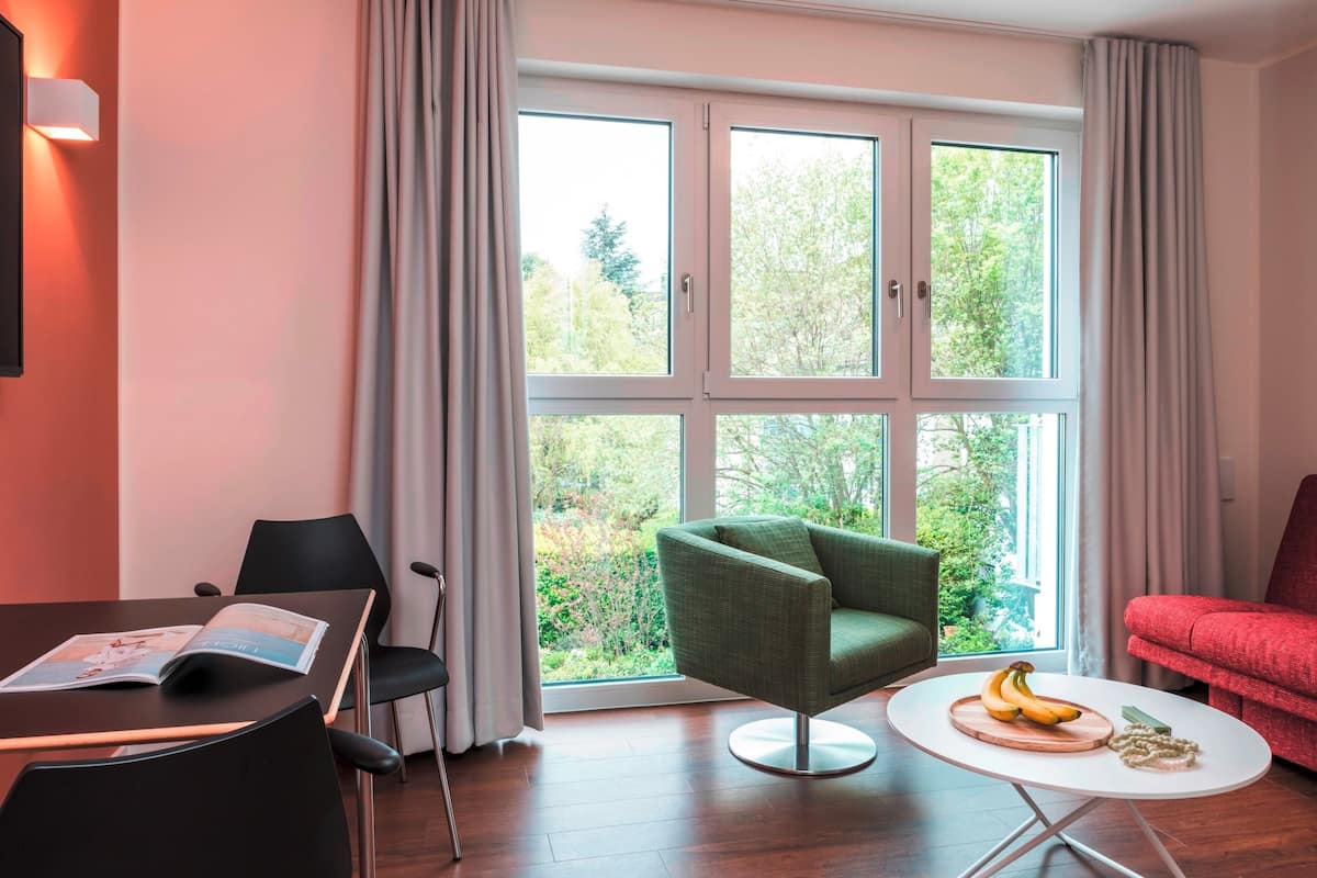 Studio L | Premium bedding, in-room safe, desk, laptop workspace