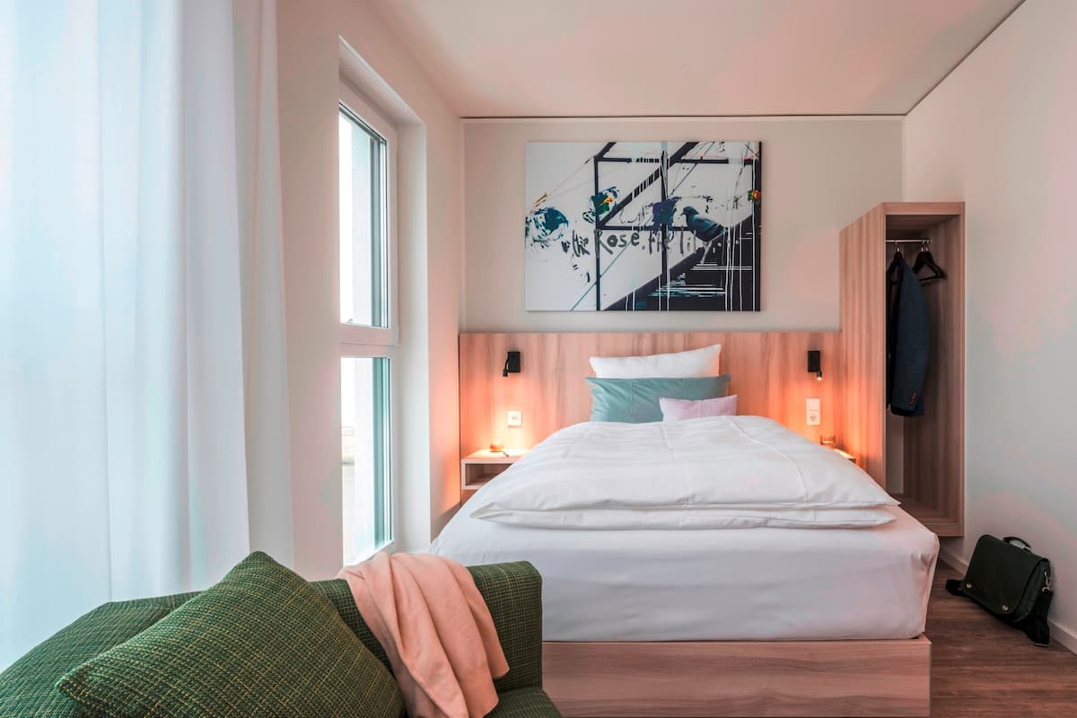 1 bedroom, premium bedding, in-room safe, desk