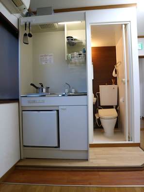 Rumah (Private Vacation) | Dapur kecil pribadi | Lemari es, microwave, kompor, dan ketel listrik