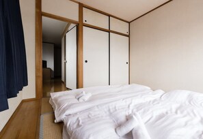 Une chambre d’hôtel avec un lit, une armoire et un miroir.