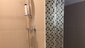 Deluxe Apartment (incl. Cleaning Fee 29.90 EUR) | Bathroom shower - Exclusive Airport Apartments (Kelsterbach)