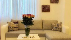 Deluxe Apartment (incl. Cleaning Fee 29.90 EUR) | Living area - Exclusive Airport Apartments (Kelsterbach)