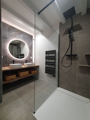 浴缸、吹风机、毛巾、卫生纸