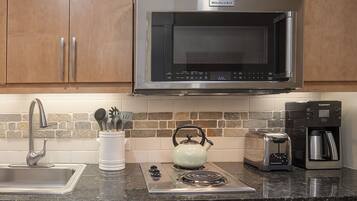 Kühlschrank, Mikrowelle, Herdplatte, Geschirrspüler