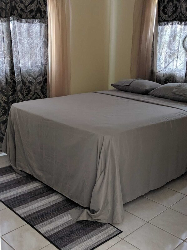 2 habitaciones, tabla de planchar con plancha, wifi y ropa de cama 