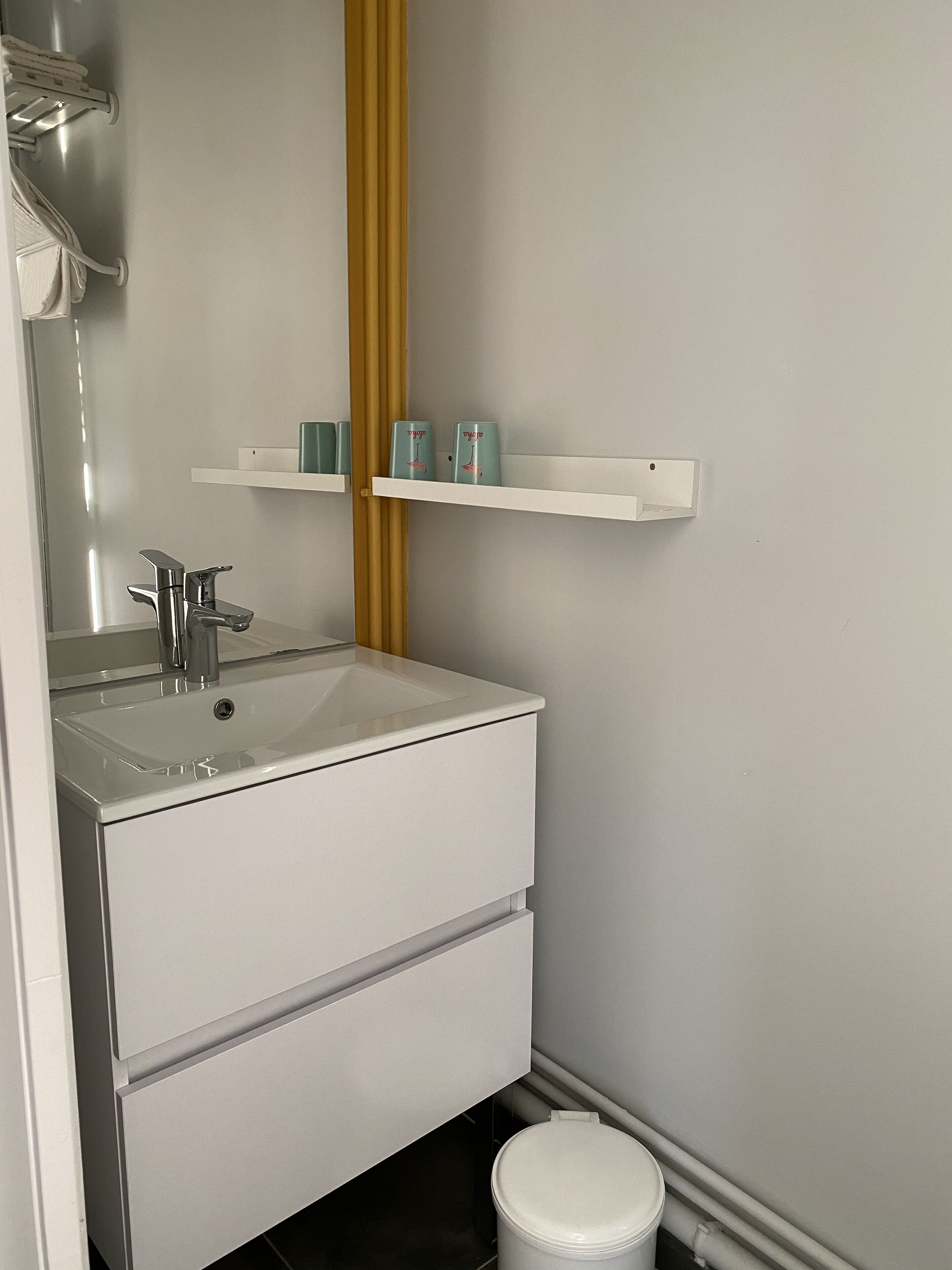 family room | bathroom | shower, eco-friendly toiletries, hair dryer, towels