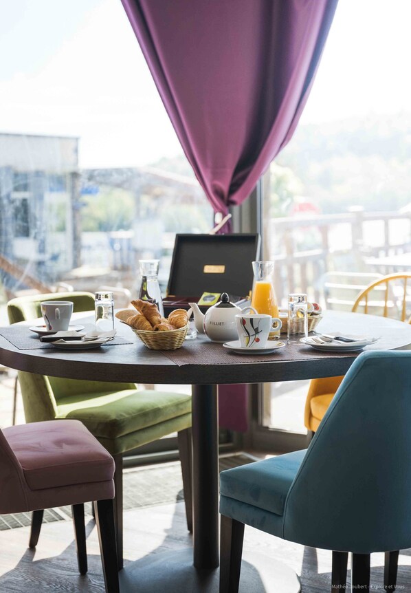 Sarapan prasmanan setiap hari (EUR 12 per orang)