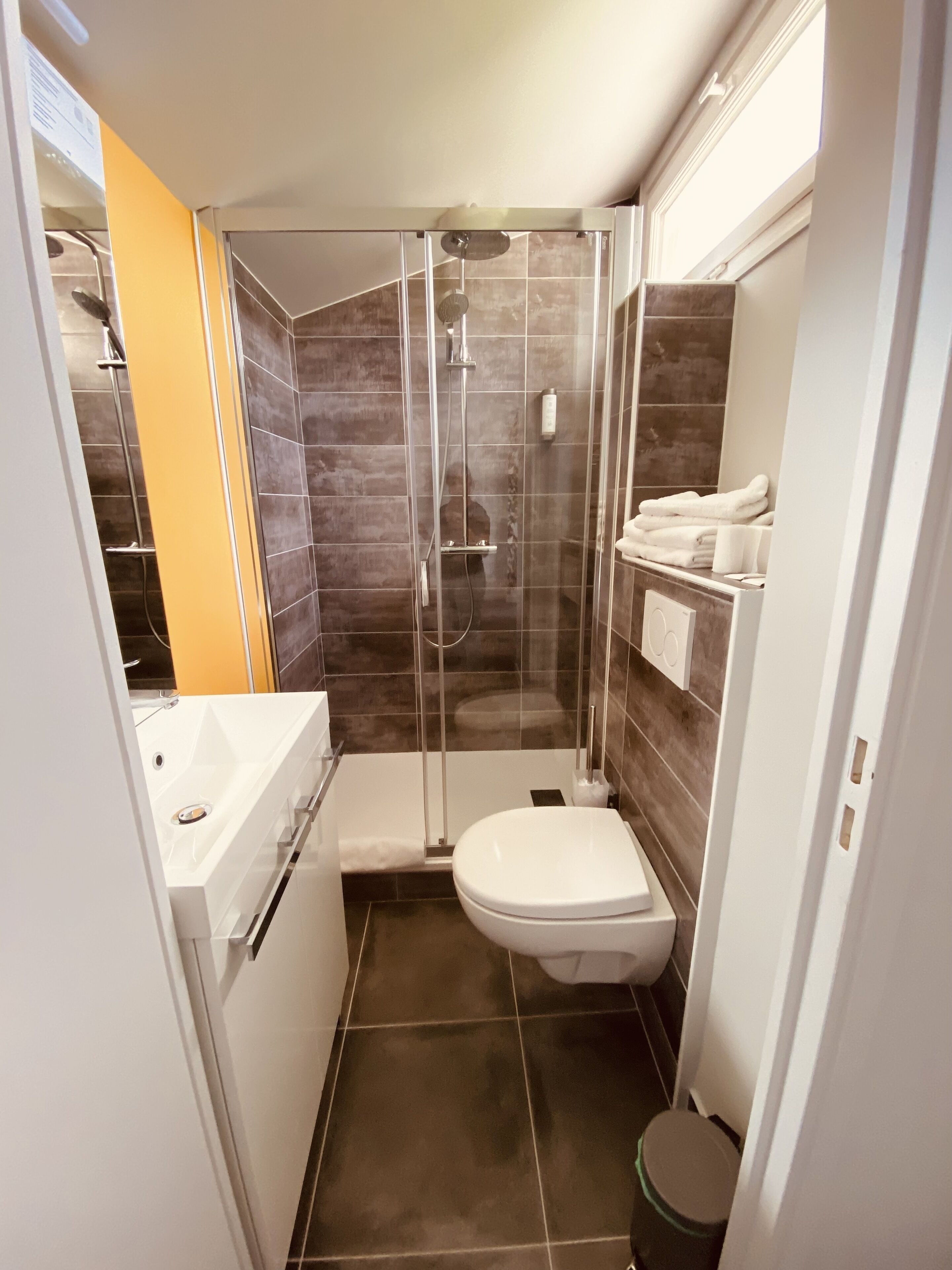 triple room | bathroom | shower, eco-friendly toiletries, hair dryer, towels