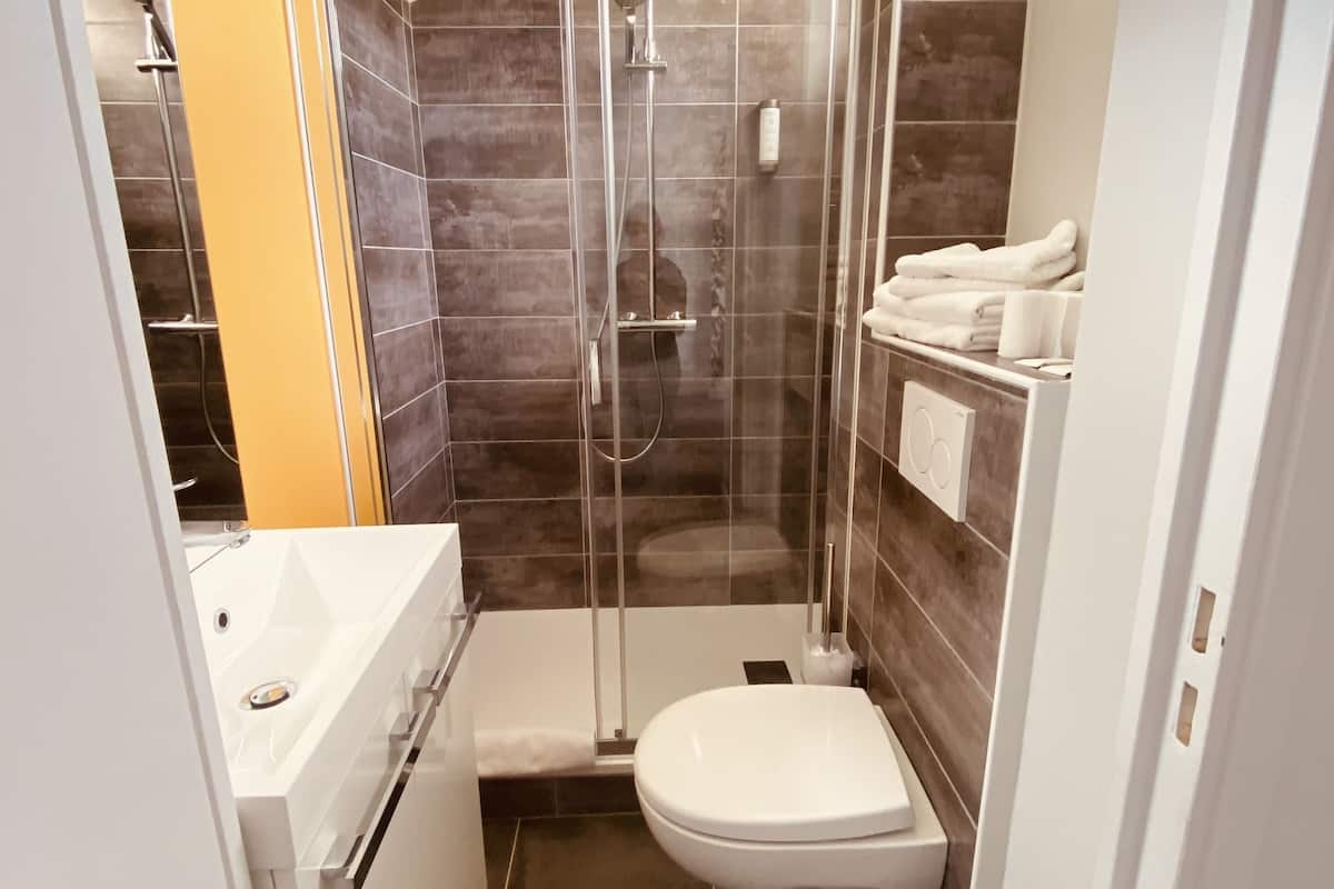 triple room | bathroom | shower, eco-friendly toiletries, hair dryer, towels
