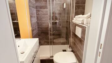 Habitación triple | Baño | Ducha, artículos de higiene personal ecológicos y secador de pelo