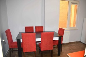 Apartemen, 3 kamar tidur (Duplex-12 People) | Makan di kamar