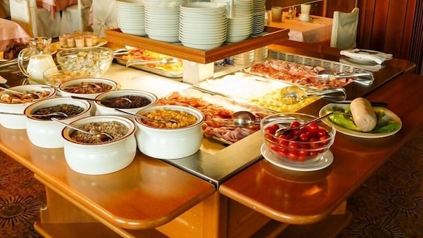 Un buffet proposant une variété de plats et d’ustensiles.