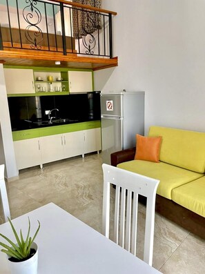 Monolocale, vista mare | Area soggiorno | TV al plasma