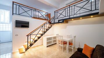 Apartment, Meerblick | Schreibtisch, schallisolierte Zimmer, Bügeleisen/Bügelbrett