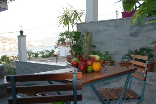 Crown Deluxe Apartments