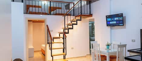 Duplex | Bureau, systĂšme dâinsonorisation, fer et planche Ă repasser