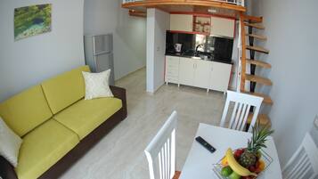 Monolocale, vista mare | Cucina privata | Frigorifero con congelatore, piano cottura, macchina per tè/caffè