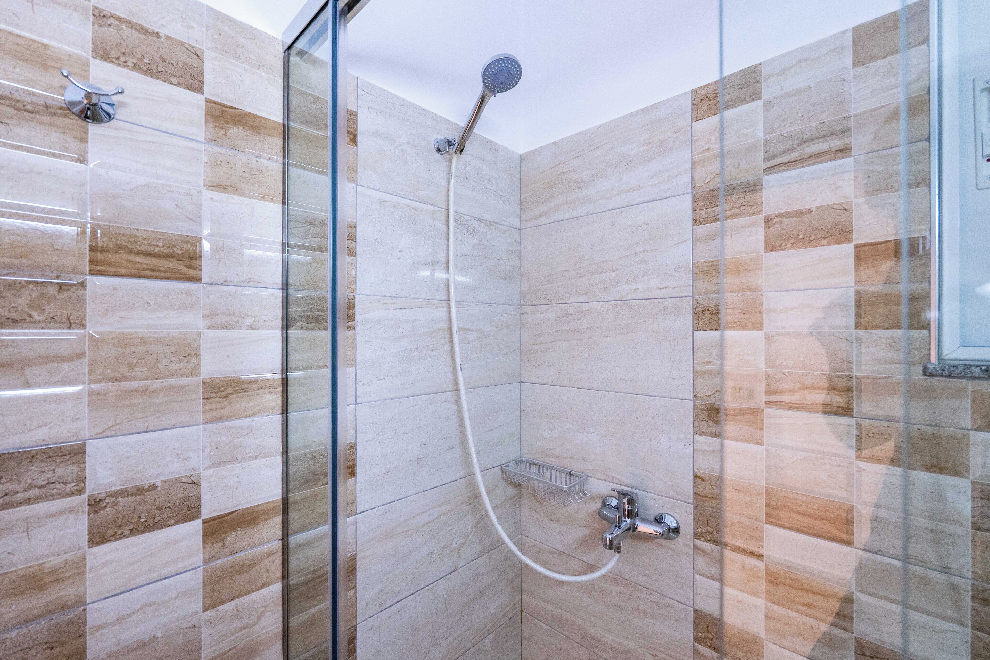 Maisonette | Badezimmer | Dusche, Haartrockner, Handtücher, Toilettenpapier